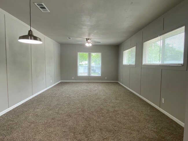 Building Photo - 1101 W Lone Star Ave