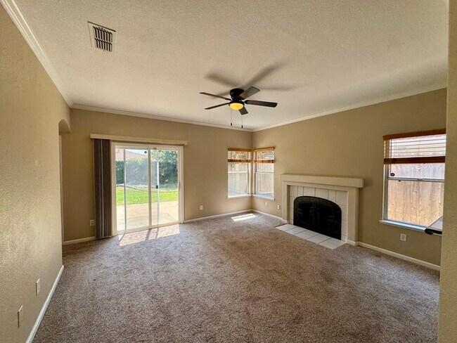 Building Photo - Beautiful 3 Bed / 2 Bath Home with 2-Car Garage in Roseville