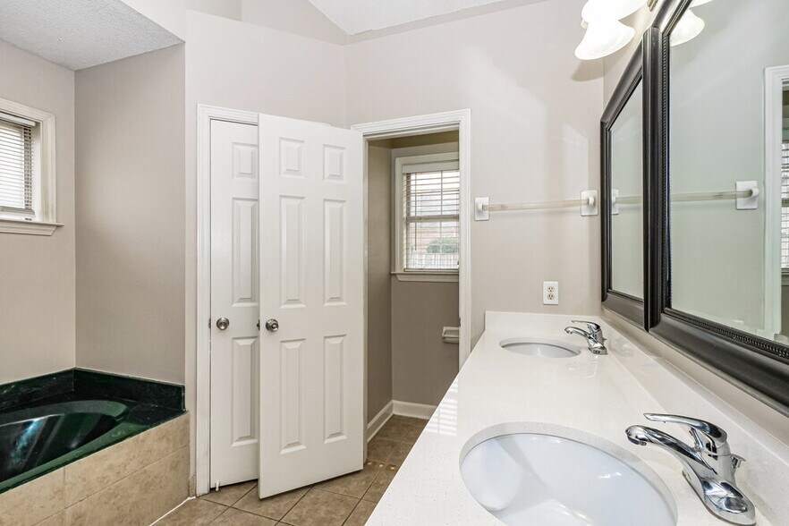 Building Photo - 1171 Stable Run Dr