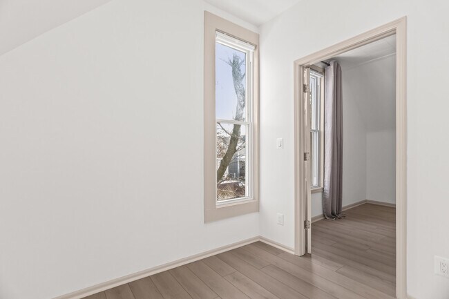 Building Photo - 2846 N Troy St