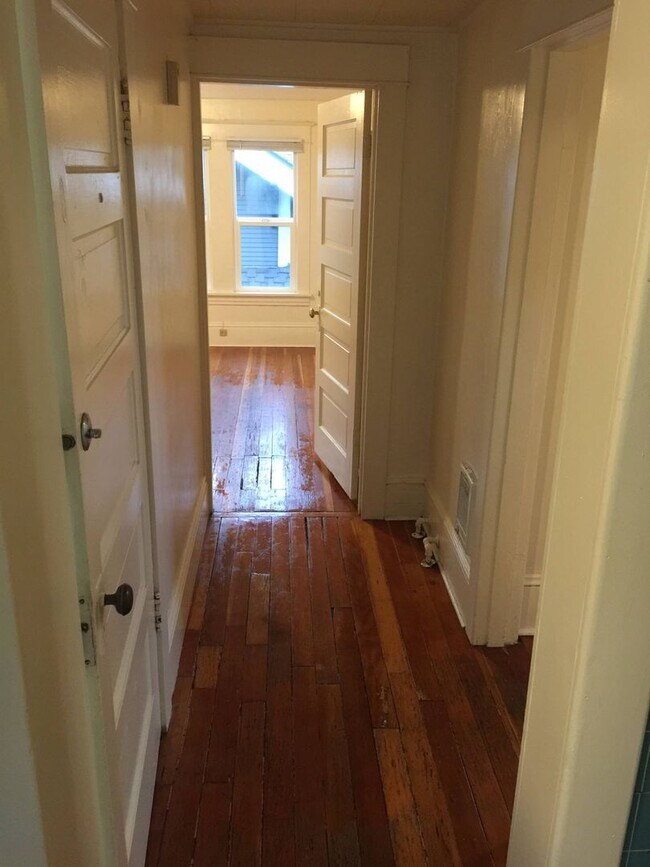 Building Photo - Very unique upper 1bed, great location! Ta...