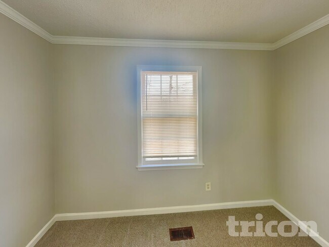 Building Photo - 385 Nectarine Dr