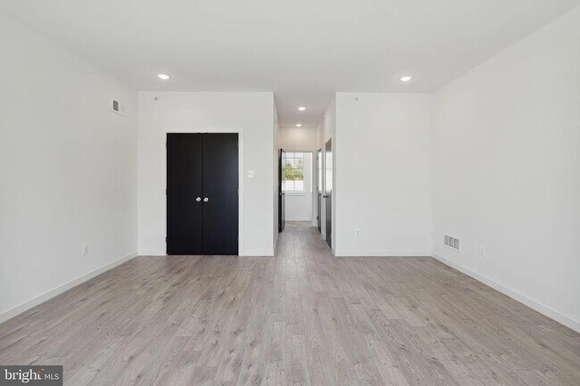 Building Photo - 5608 Florence Ave