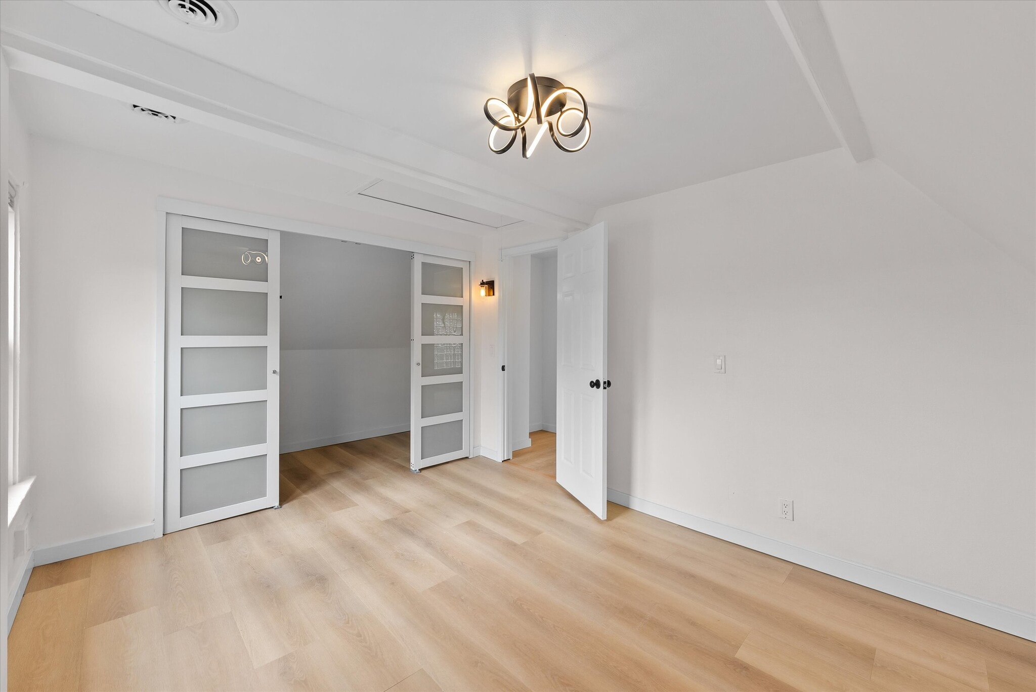 Building Photo - 2026 E Kenilworth Pl
