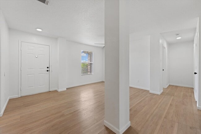 Building Photo - 702 Lowe Dr