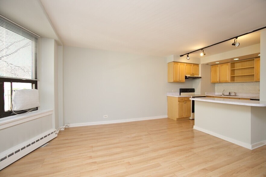 Building Photo - 428 W Wellington Ave