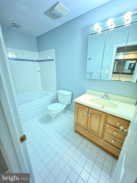 Building Photo - 3063 Schubert Dr