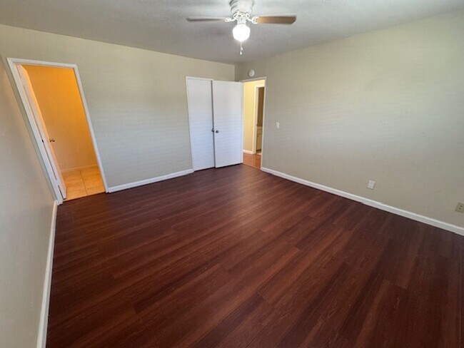 Building Photo - Long Beach 2 bed 1.5 Bath Condo - Pool, Laundry, & Parking included!