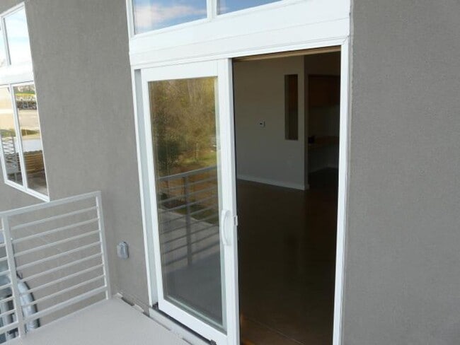 Building Photo - Cute condo on E6th in the center of everyt...