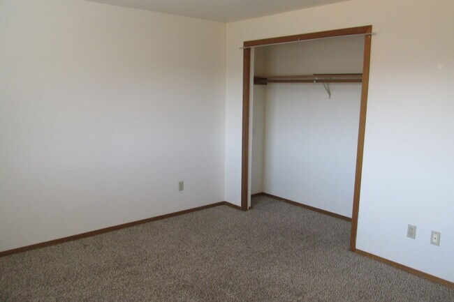 Building Photo - W. Victoria Ave, 482-496