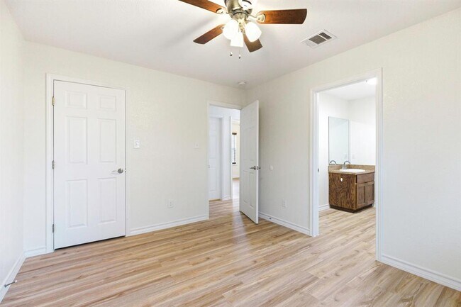 Building Photo - 823 N Commerce St