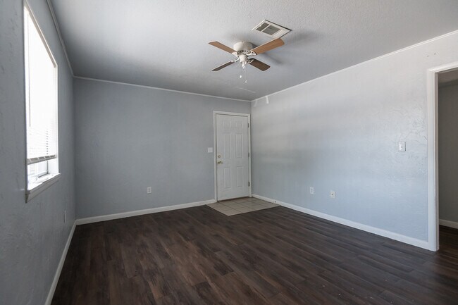 Building Photo - 131 N Duck St