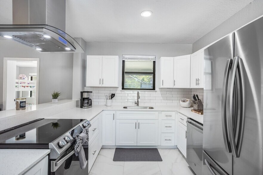 Building Photo - 427 Holly Ave