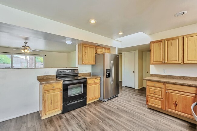 Building Photo - 3820 Grandview: Spacious 4-bedroom, 2-bath home with large bedrooms and no carpet