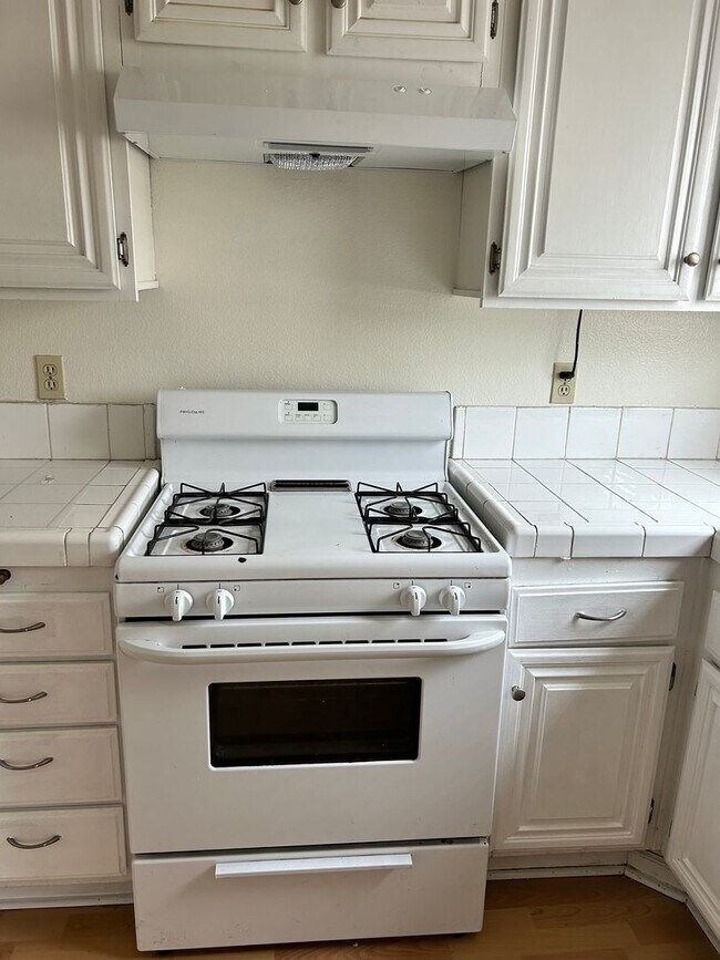 Building Photo - Beautiful 2b2.5b Condo in a great area of ...