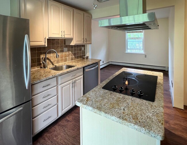 Building Photo - 453 Clove Rd
