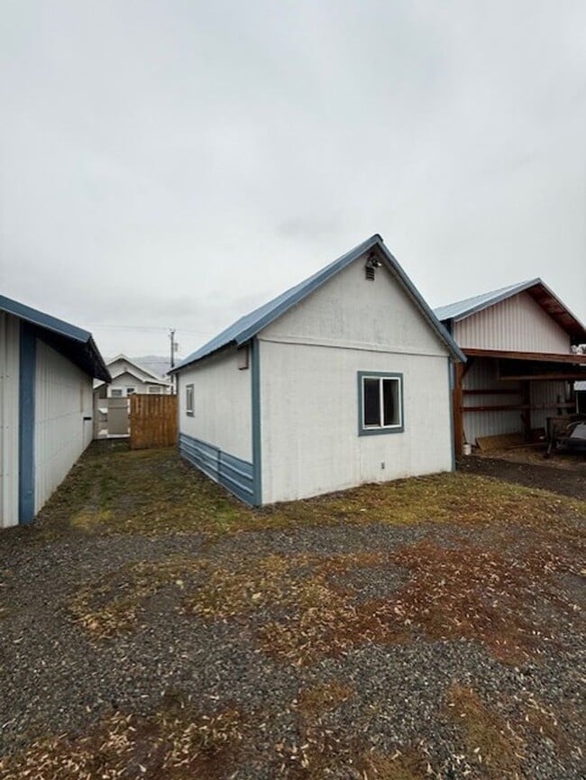 Building Photo - Great studio unit downtown.  Ready to occupy!