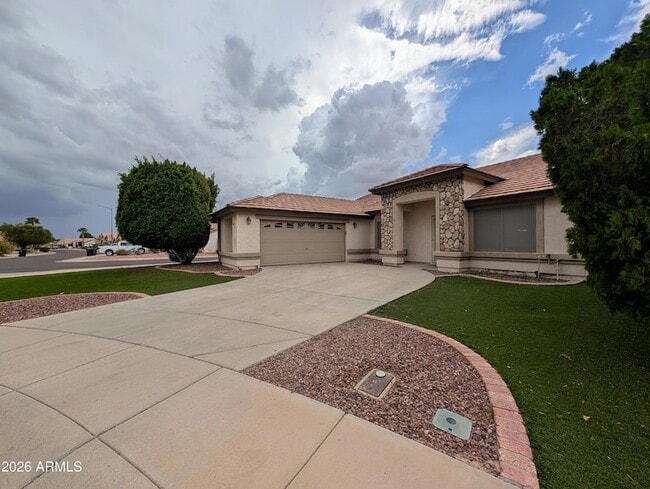 Building Photo - 15748 W Paradise Ln