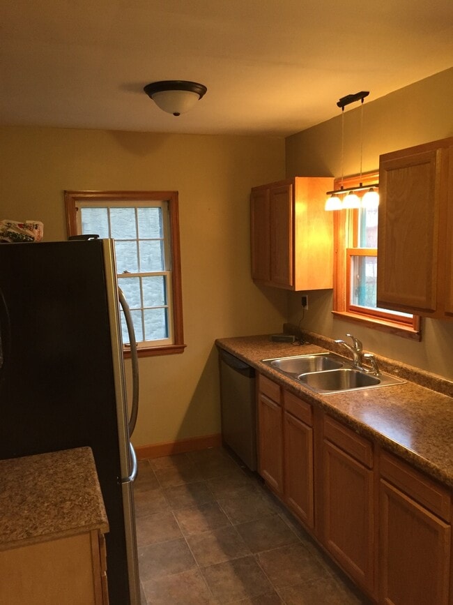 Building Photo - Gorgeous 3 Bedroom 1 Bathroom Home in St. Paul!