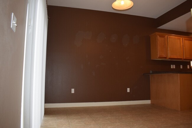 Building Photo - Large 2 story 3 bedroom 2 bathroom!