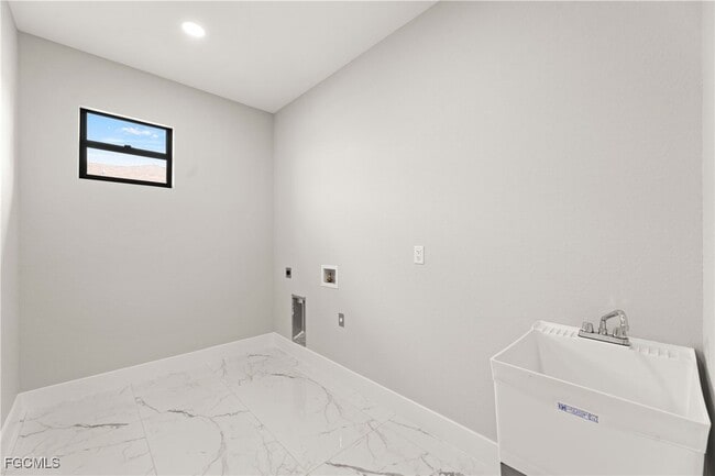 Building Photo - 2829 SW 25th Pl