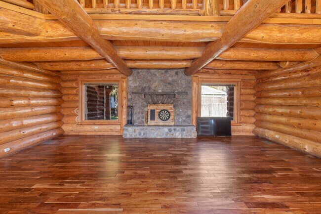 Building Photo - Luxury secondary Lake Property offering 3 beds 2.5 baths and bonus space