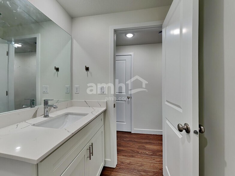 Building Photo - 8952 Wilroy Rd