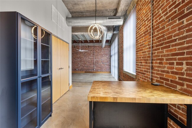 Building Photo - 2201 Locust St
