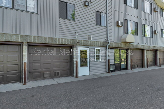 Building Photo - 131 Cedar St E