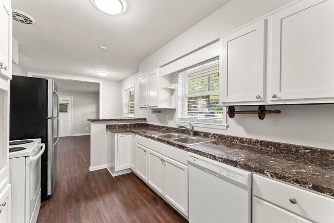 Building Photo - 2352 Elmwood Cir SE