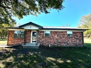 Building Photo - 3 bed 1 1/2 Bath House/ Braggs OK