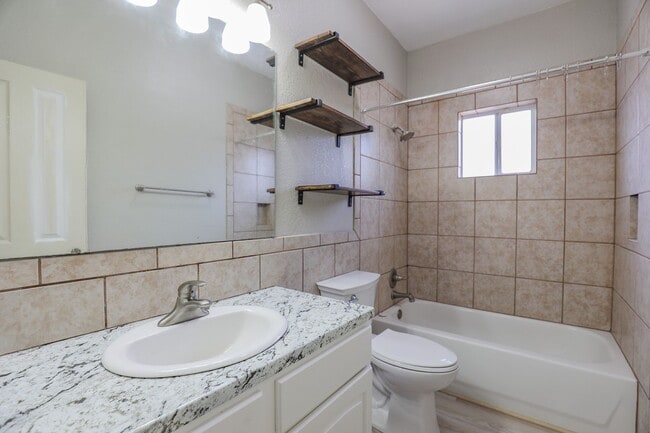 Building Photo - Beautiful 4 bedroom, 2 bath home