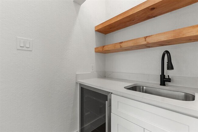 Building Photo - 4231 Westlake Dr