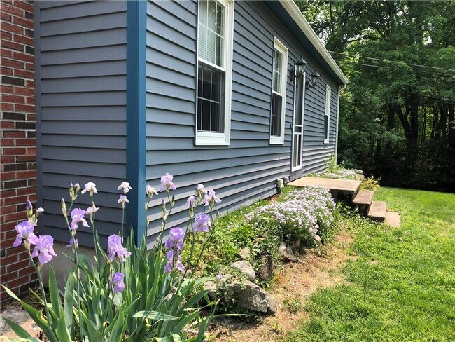 Building Photo - 161 Hines Rd