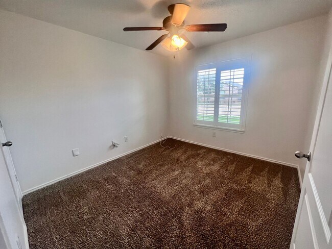 Building Photo - Lakewood Estates Beauty!