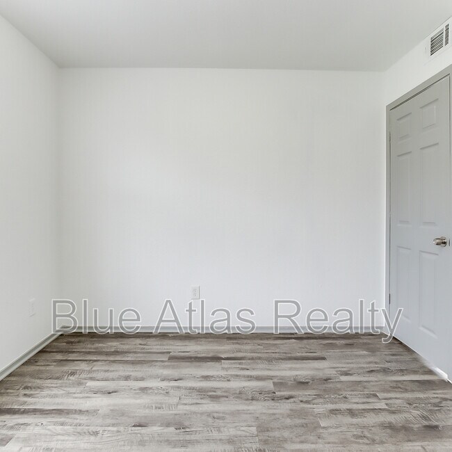 Building Photo - 912 Isbell Rd