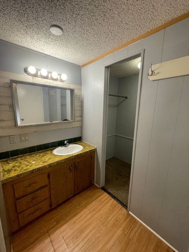 Building Photo - 3 BEDROOM LOCATED ON SHADED ACRE LOT
