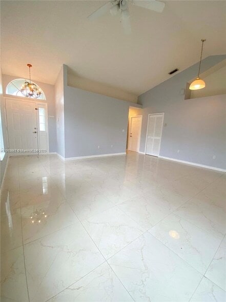 Building Photo - 487 SE 20th Dr