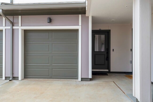 Building Photo - Modern Townhome Living in Ho’opili