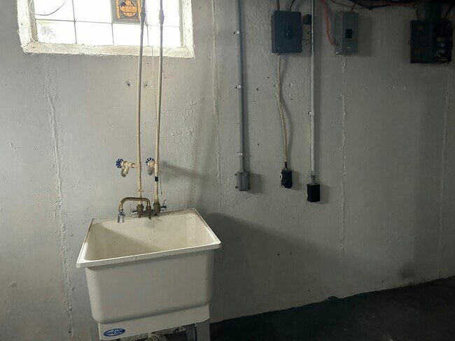 Building Photo - 18515 Greenfield Rd