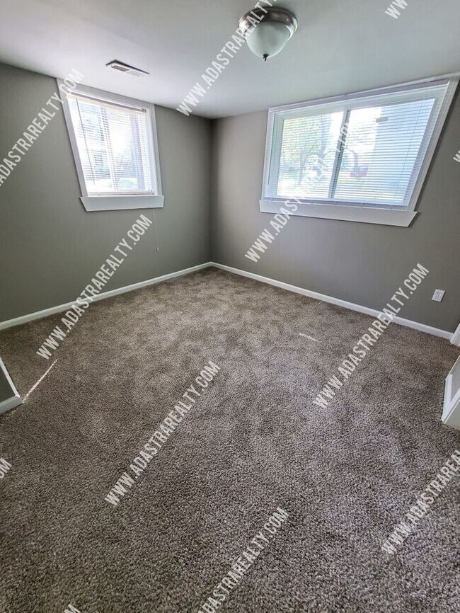 Building Photo - Spacious Home in Hickman Mills School District-Available NOW!!