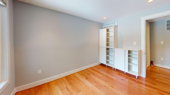 Building Photo - 1530 Levis St NE