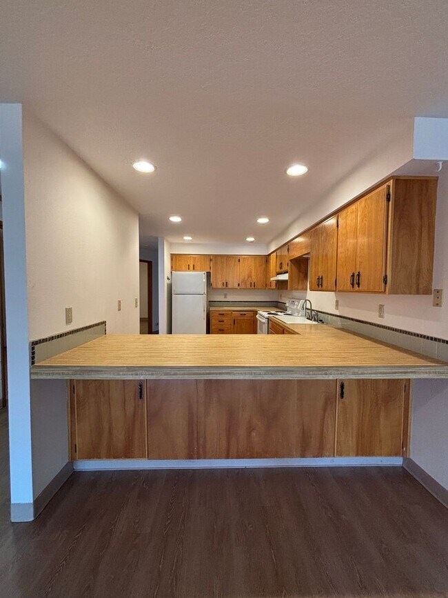 Building Photo - Perfect Home for Entertaining in Newberg - Showings Start 4/20/26