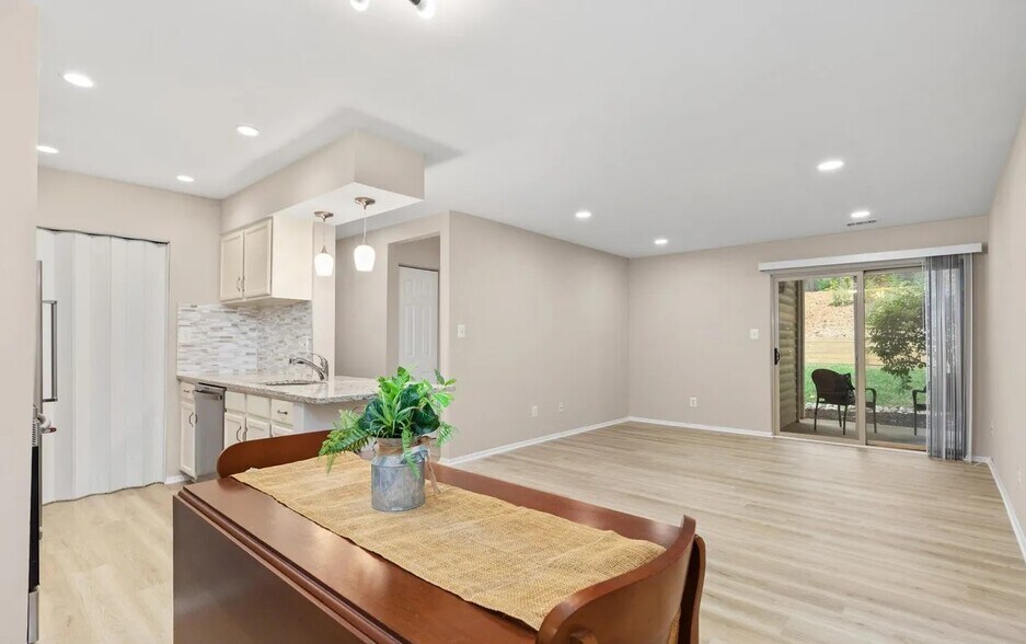 Building Photo - 1706 Ascot Way