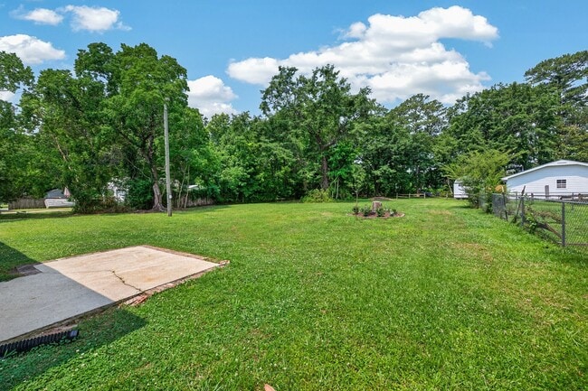 Building Photo - 2527 Country Club Rd