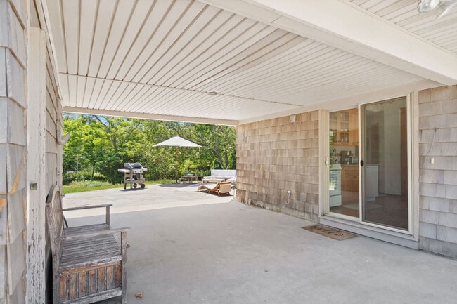 Building Photo - 155 Sound Ave