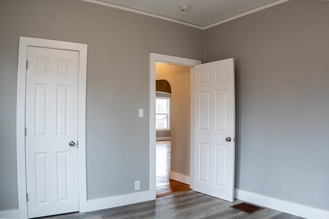 Building Photo - 1207 N Walnut St