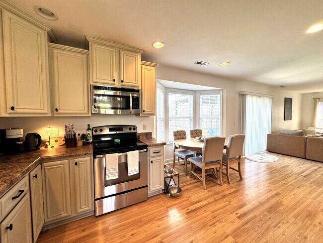 Building Photo - Minutes to the Beach! Conveniently located between Jacksonville & Wilmington