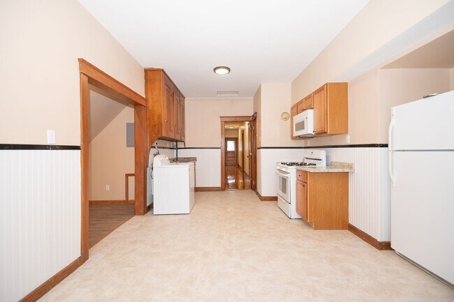 Building Photo - Convenient Location & Updated Amenities!