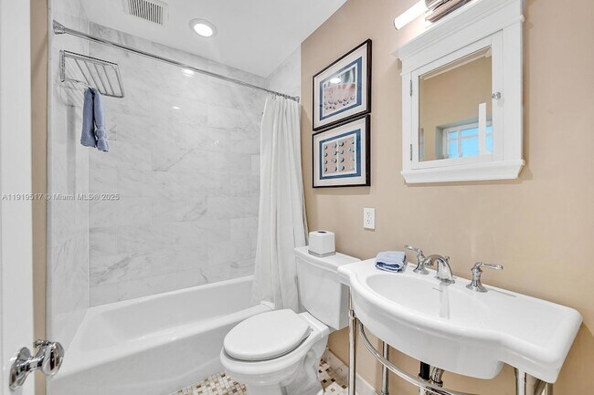 Building Photo - 5915 La Gorce Dr